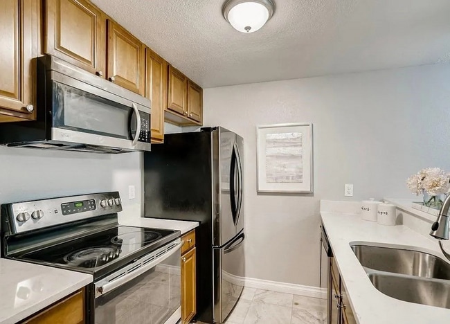 Primary Photo - Spacious 2 bedroom 1.75 bath condo Racquet...