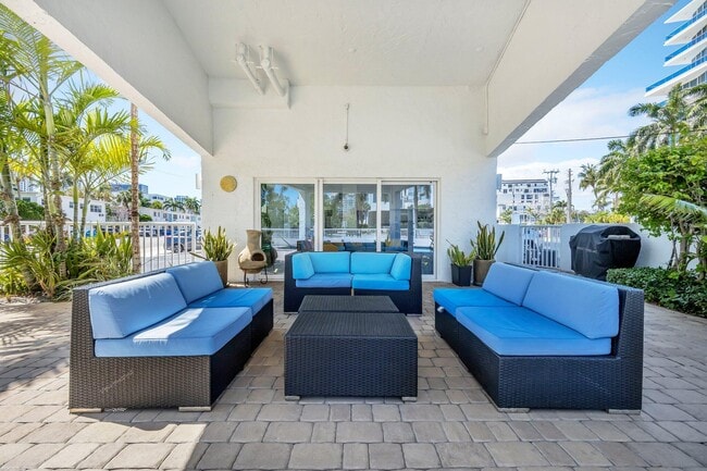 Building Photo - 720 Bayshore Dr