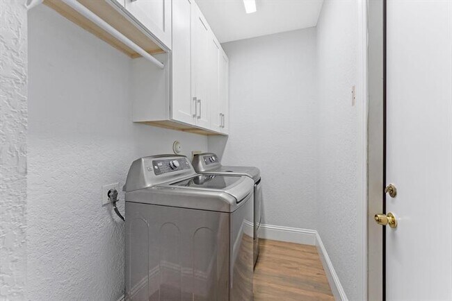 Building Photo - 6689 NW 70th Pl