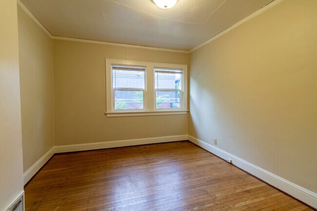 Building Photo - Charming One Bedroom Unit in Fourplex with Original Hardwoods, Breakfast Nook, Detached Garage