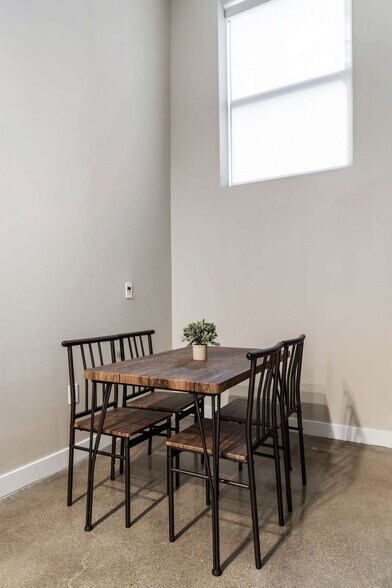 Building Photo - 205 W 4th St