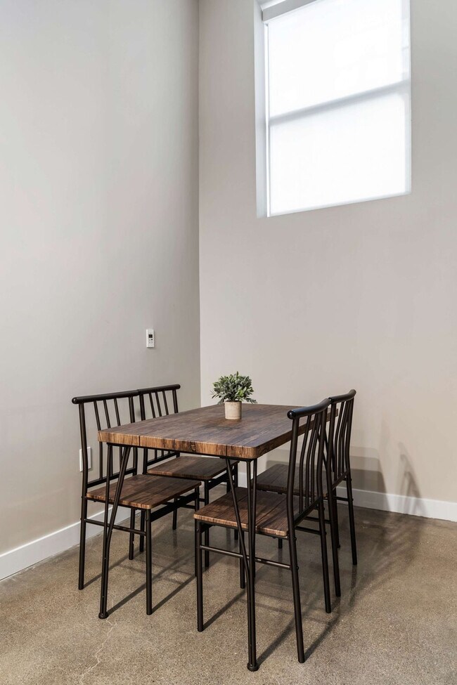 Building Photo - 205 W 4th St