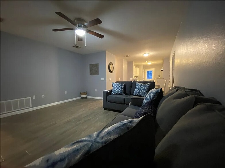 Building Photo - Room in House on Dittmar Oaks Dr