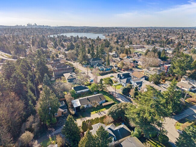 Building Photo - 2 Bedroom 1 Bathroom Charming Greenlake Home!