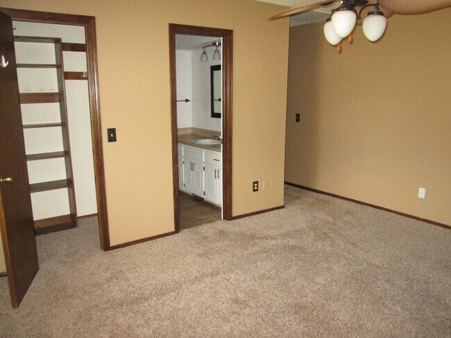 Building Photo - 233 Cindy Ave
