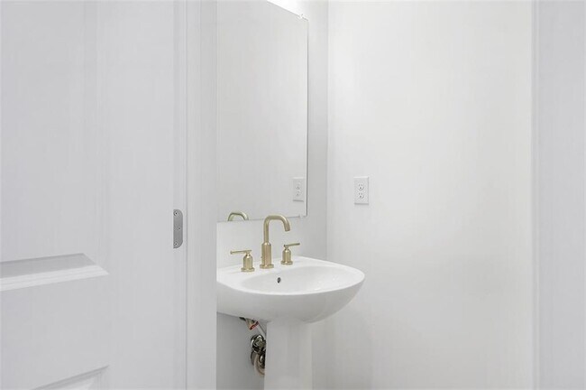 Building Photo - 5740 Thornton Dr