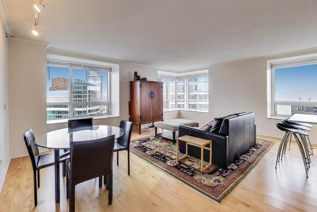 Building Photo - 512 N McClurg Ct