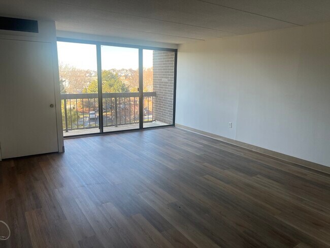 Building Photo - 1 Pond St