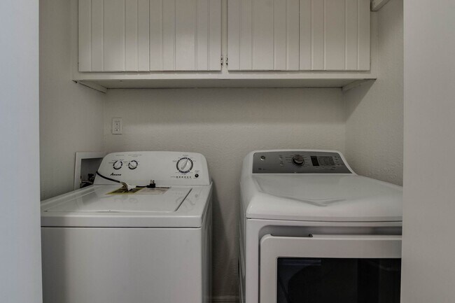 Building Photo - Three bed/2.5 bath in Harvest Hills