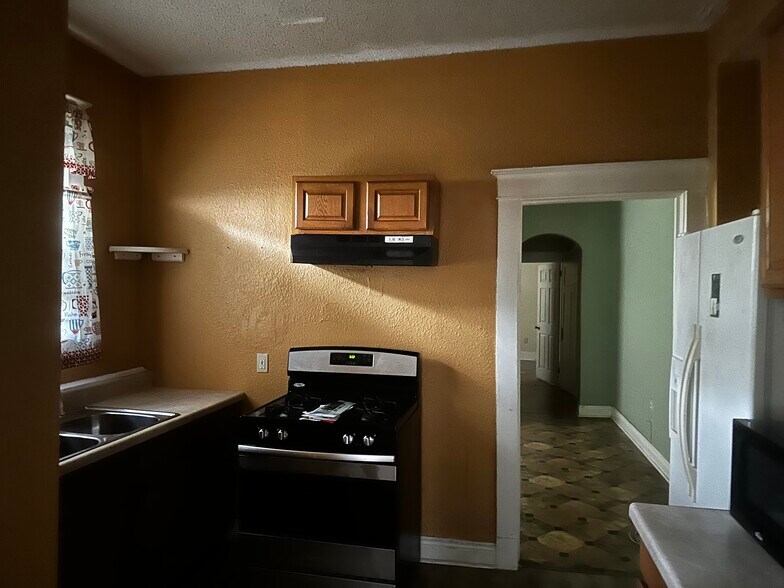 Kitchen - 2216 S Salcedo St