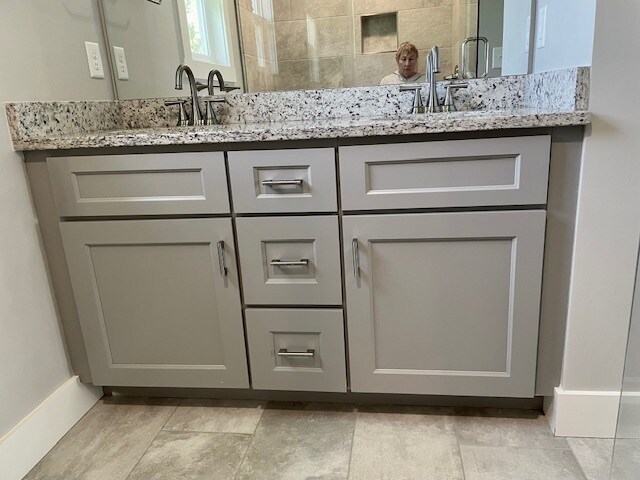Double Master Vanity - 35 Crayton Park Dr