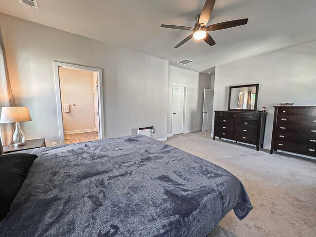 Building Photo - Luxurious 4 Bedroom 3.5 Bathroom End Unit ...