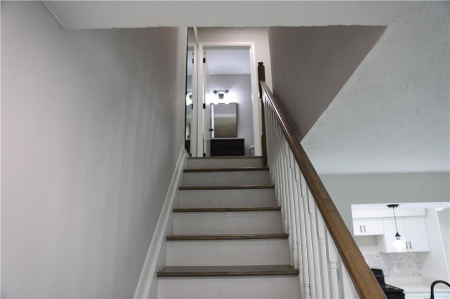Building Photo - 1321 Surrey Ln SW
