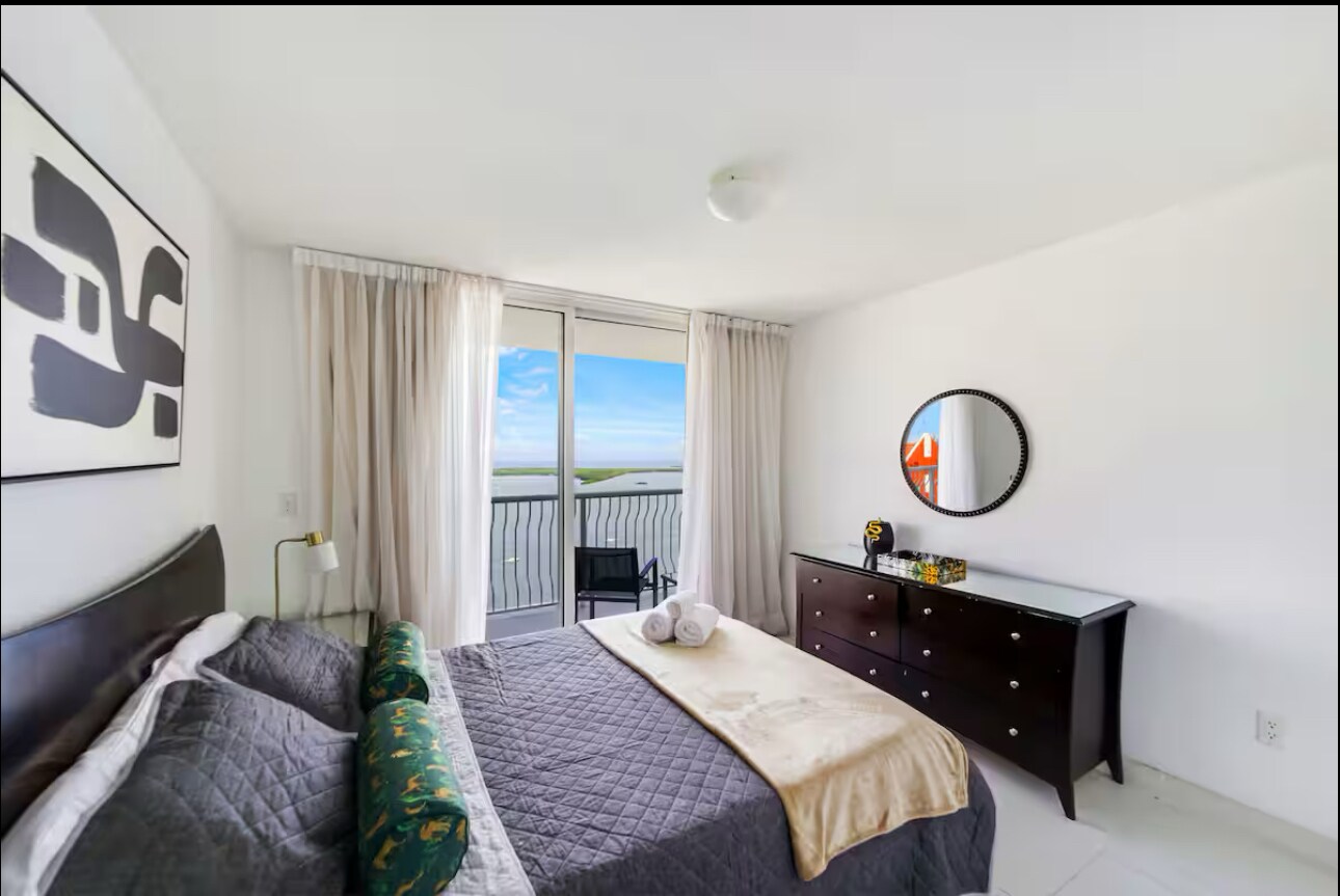 Building Photo - 1200 Brickell Bay Dr