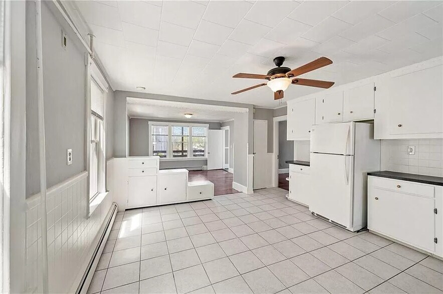 Building Photo - 289 Mowry St