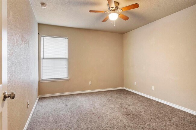 Building Photo - 1005 Leah Dr