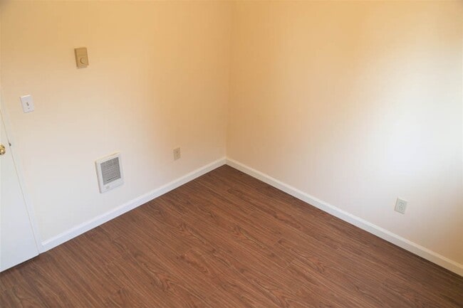 Building Photo - 3 Bed 2 Bath Home with Huge Fenced Yard/ Air Conditioning/ Solar Power