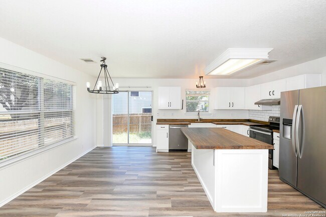 Building Photo - 16134 Branching Oaks