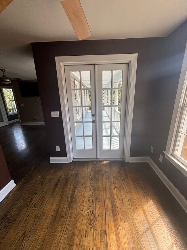 Building Photo - 2 Bedroom 2.5 Bathroom in The Charleston P...