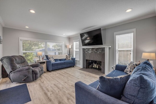 Building Photo - Renovated Spanish-Style 2/1 Beach Bungalow...