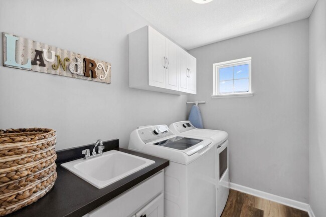 Building Photo - Rare End Unit 3Bed 3Bath Townhome in Rogers