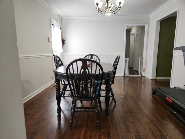 Building Photo - Half off 1st months rent.