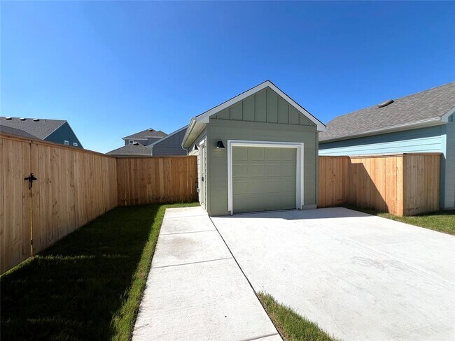 Building Photo - 302 Elm Br Trl