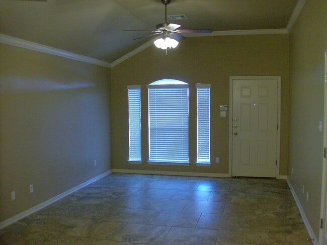 Building Photo - Beautiful 3 bed/2 bath Duplex off of Bunny Trail
