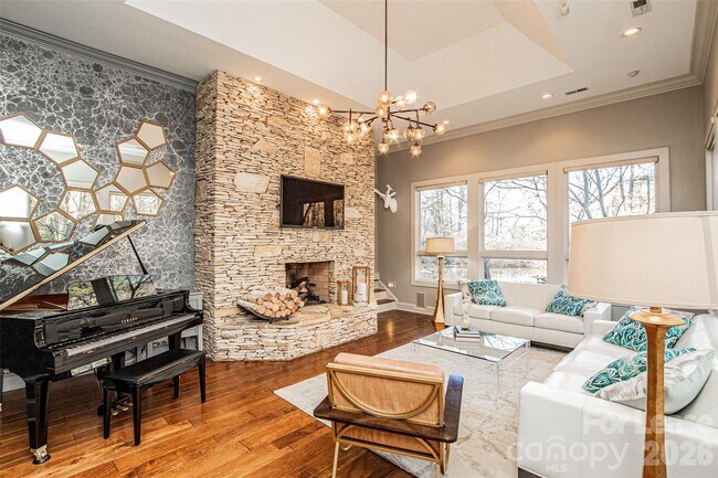 Building Photo - 3911 Lakeside Dr