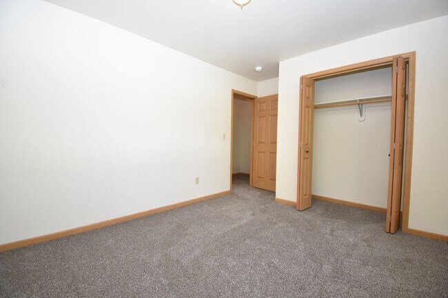 Building Photo - Nice Large 2 Bedroom 1 Bathroom Townhouse ...