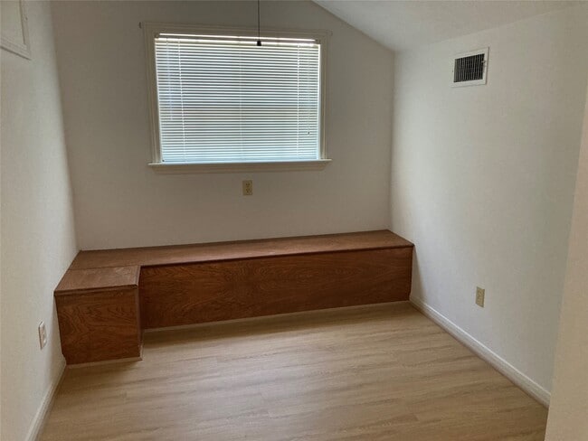 Building Photo - 554 Harbor Dr