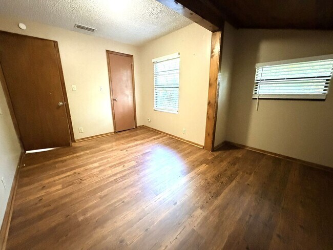 Building Photo - Upstairs 2BR/1BA Riverside Duplex Apartment