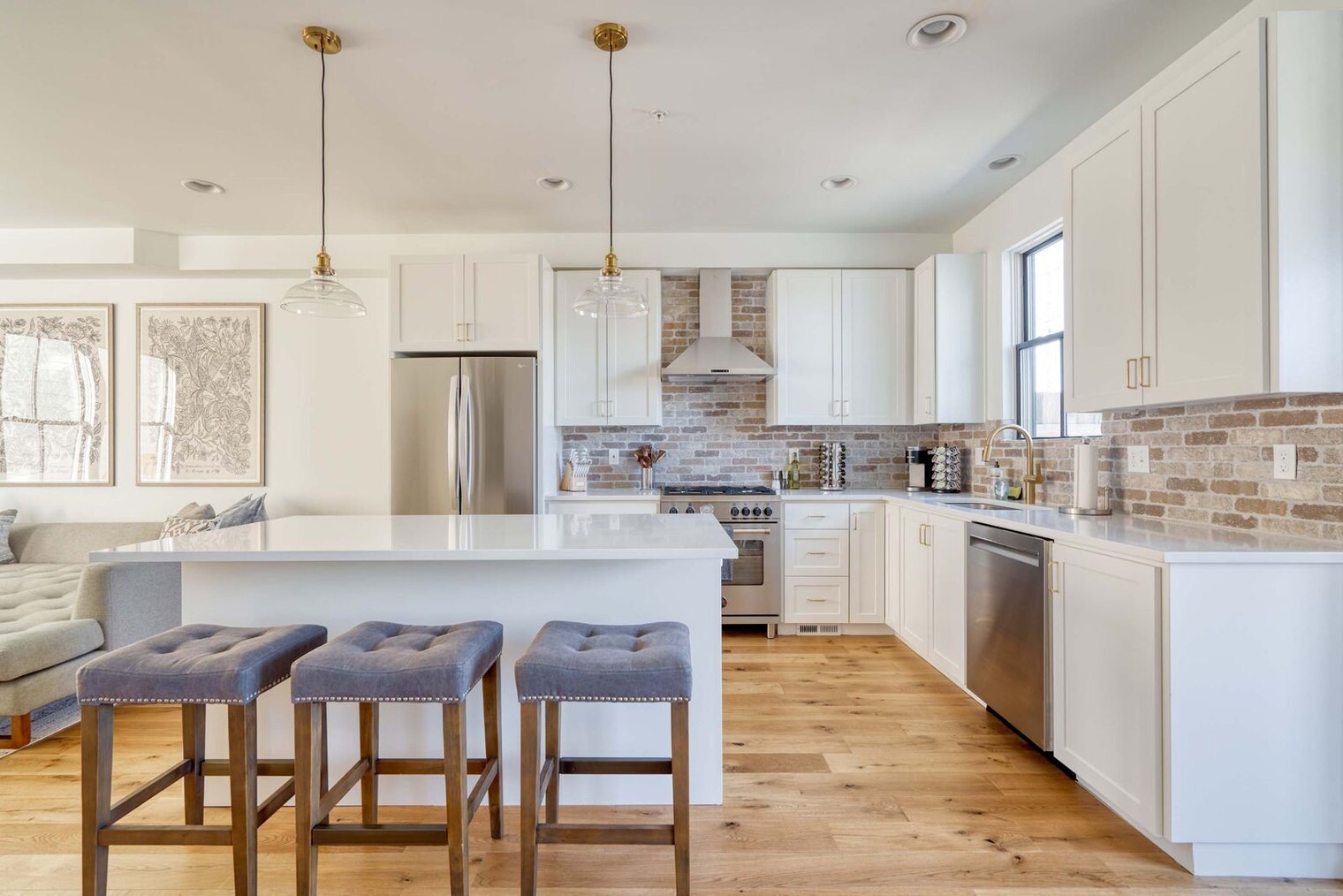 Building Photo - 512 NE 56th Ave