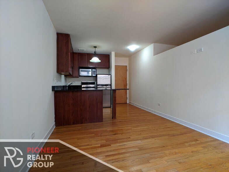 Building Photo - 630 W Wrightwood Ave