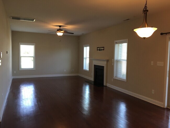 Building Photo - Fenced Back Yard, Screened Back Patio, Lexington Plantation!
