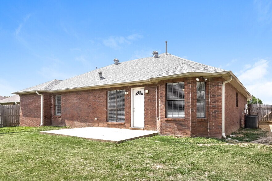 Building Photo - 10873 E Ridge Dr