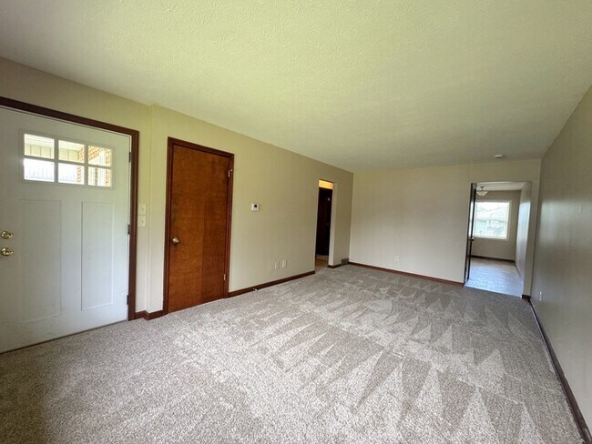 Building Photo - 3971 Far Hills Dr