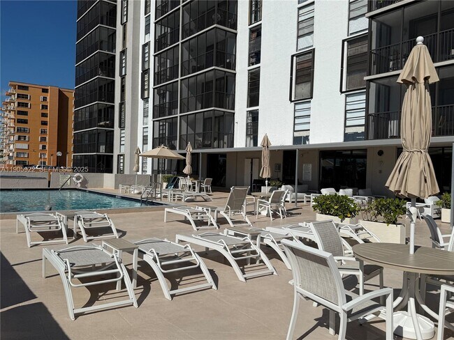 Building Photo - 2500 NE 135th St