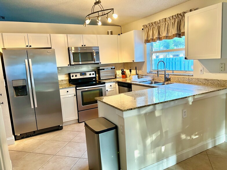 Building Photo - 6053 NW 45th Ave