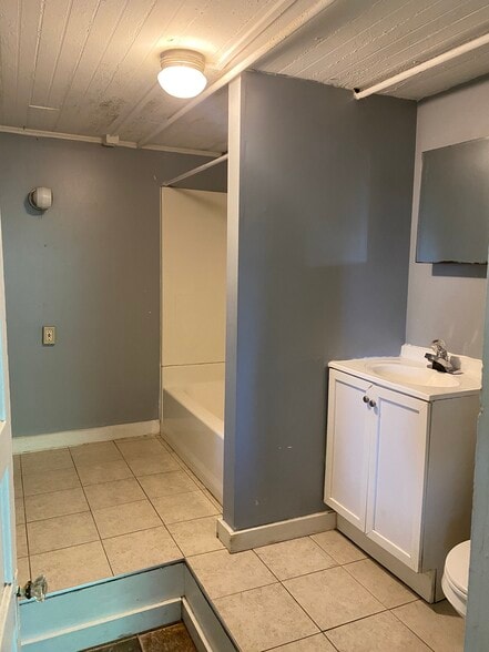 Building Photo - 454 Colchester Ave