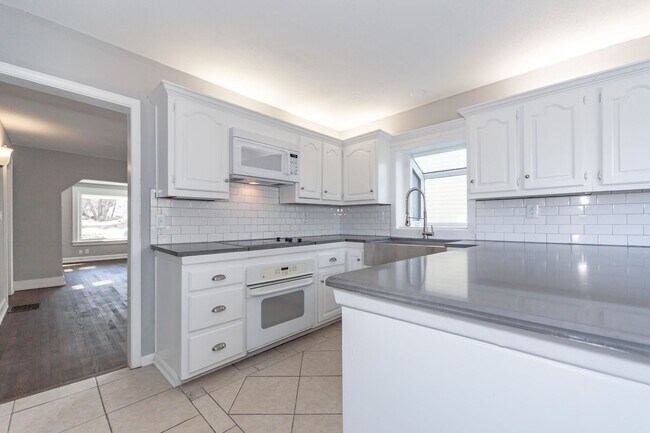 Building Photo - Beautifully Renovated 3-Bed, 2-Bath Home w...
