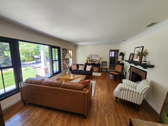 Building Photo - 1230 Oak Cir Dr