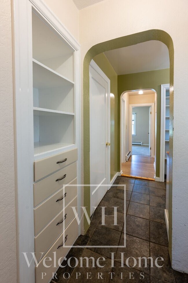 Building Photo - Vintage Home with Room to Entertain