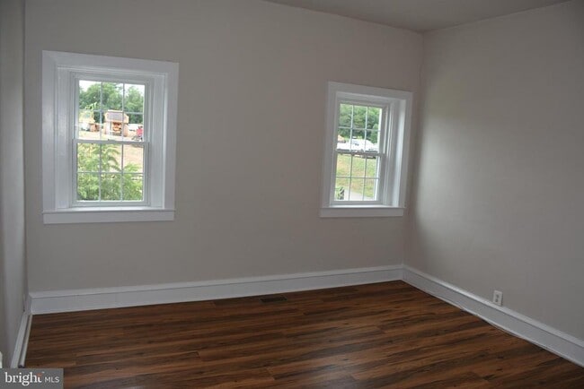 Building Photo - 103 Oak St