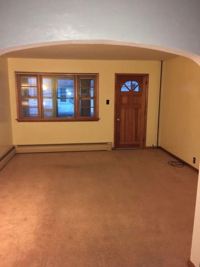 Building Photo - 3 bedroom 1 bathroom
