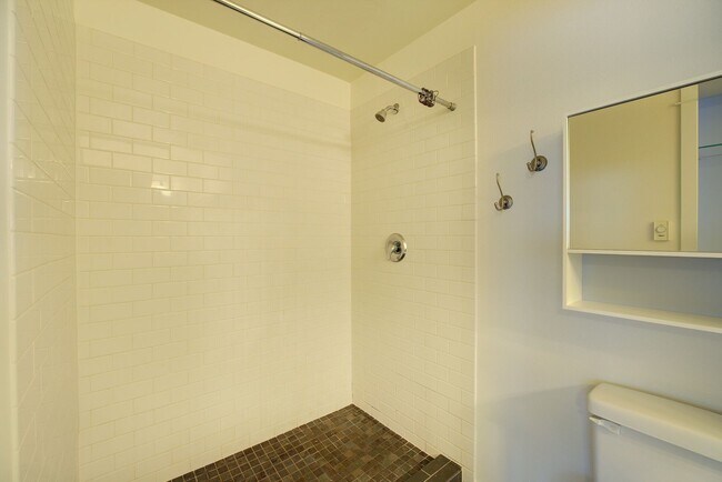 Building Photo - 3Bd/1.75Ba Seattle Condo