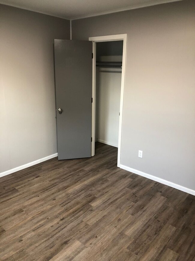 Building Photo - Welcome to Ravenwood Drive!