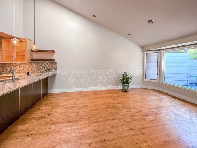 Building Photo - 4780 N Riverfront Dr