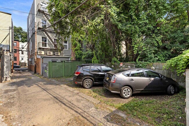 Building Photo - 43 Coles St