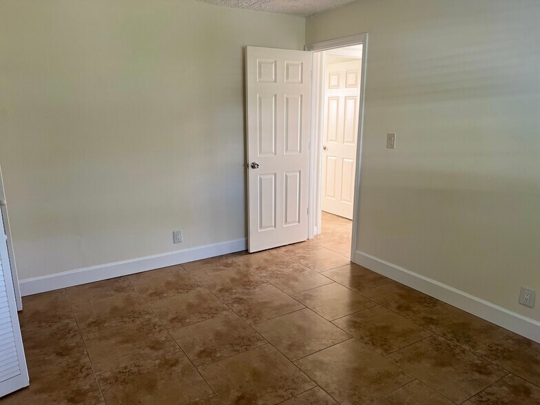 Building Photo - 2658 Mangrove St